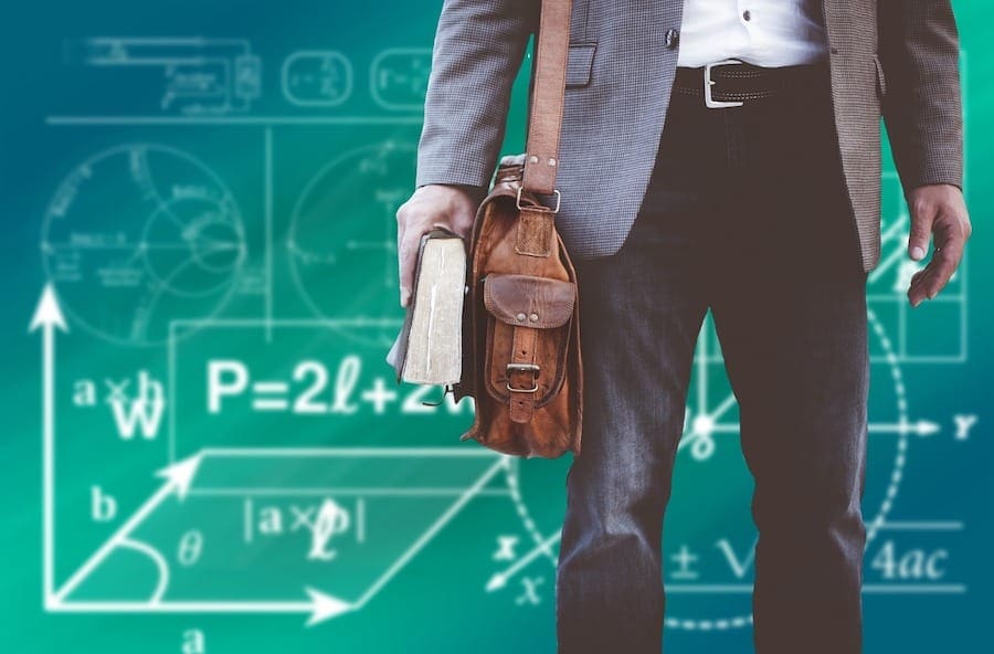Profesor la tabla / Sursa foto: pixabay.com