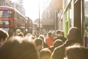 Multime de oameni londra, tineri / Foto: Pixabay.com