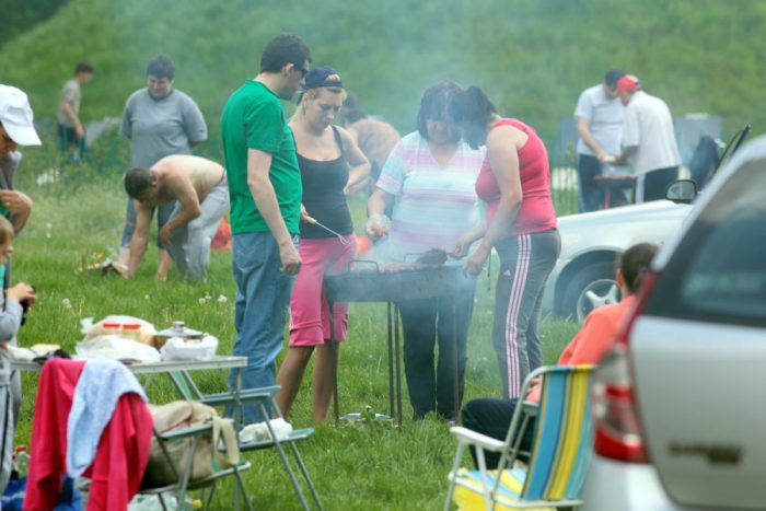 Foto: Mai mulți timișoreni sărbătoresc Ziua Muncii, 1 mai, relaxându-se făcând grătare în Pădurea Verde, Timișoara, 1 mai 2015. Sursa: Inquam Photos / Virgil Simonescu