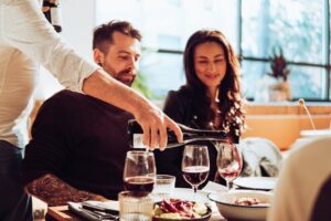 chelner restaurant bacsis sursa pexels