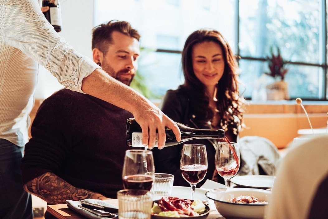 chelner restaurant bacsis sursa pexels