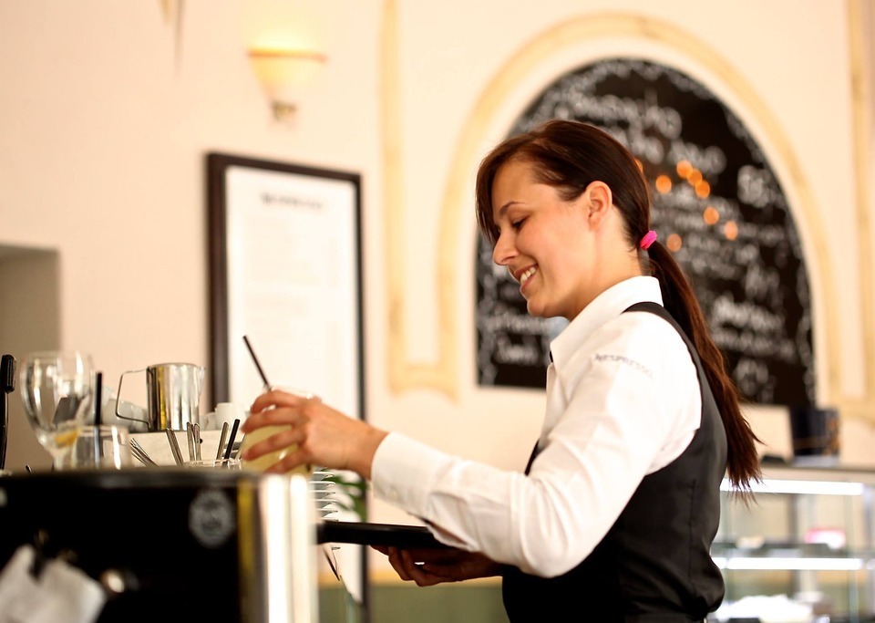 chelner barman turism forta de munca pixabay
