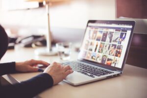 internet-laptop-google-calculator-birou-office-pexels