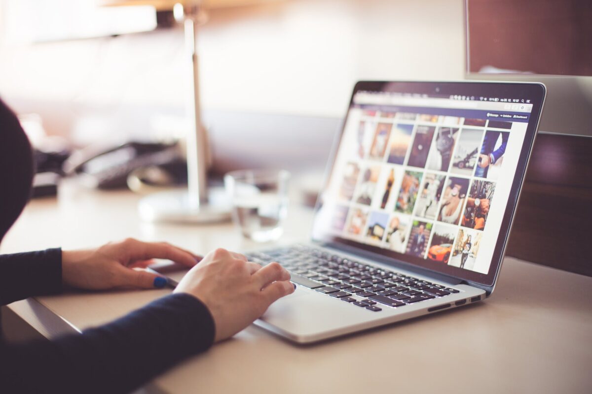 internet-laptop-google-calculator-birou-office-pexels