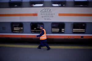 cfr, tren, calatori, caile ferate, vagon