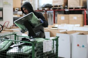Asociația Ateliere Fără Frontiere, donații calculatoare recondiționate pentru elevi