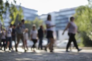oameni romani aglomeratie strada bucuresti pipera plimbare corporatie angajati inquam octav