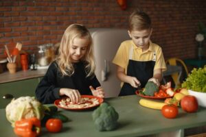 copii bucatarie familie pexels