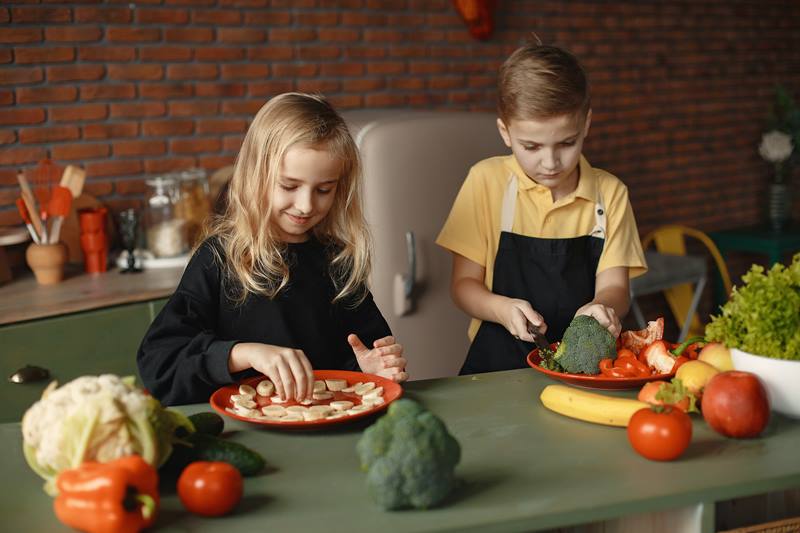 copii bucatarie familie pexels