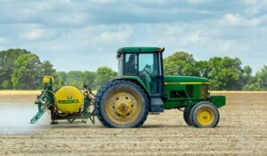 tractor pesticide agricultura Pexels