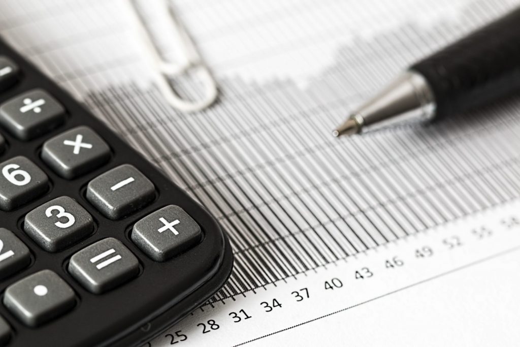 calculator calcule bani criza economie grafic contabil pexels