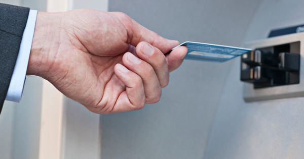 bancomat sursa Raiffeisen