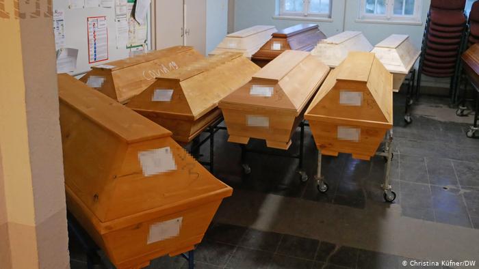 Foto: Sicrie la un crematoriu supraaglomerat în Germania / Sursa: Deutsche Welle