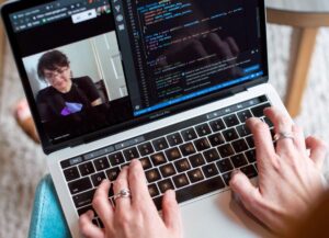 Lucru-de-acasa-telemunca-laptop-Pexels-e1603196663539