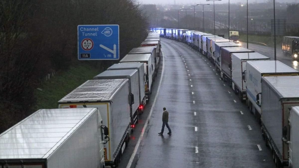 coadă TIRuri Marea Britanie sursa Voluntari in Europa