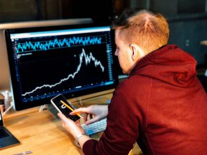 Bursa Wall Street trader - chris liverani - unsplash
