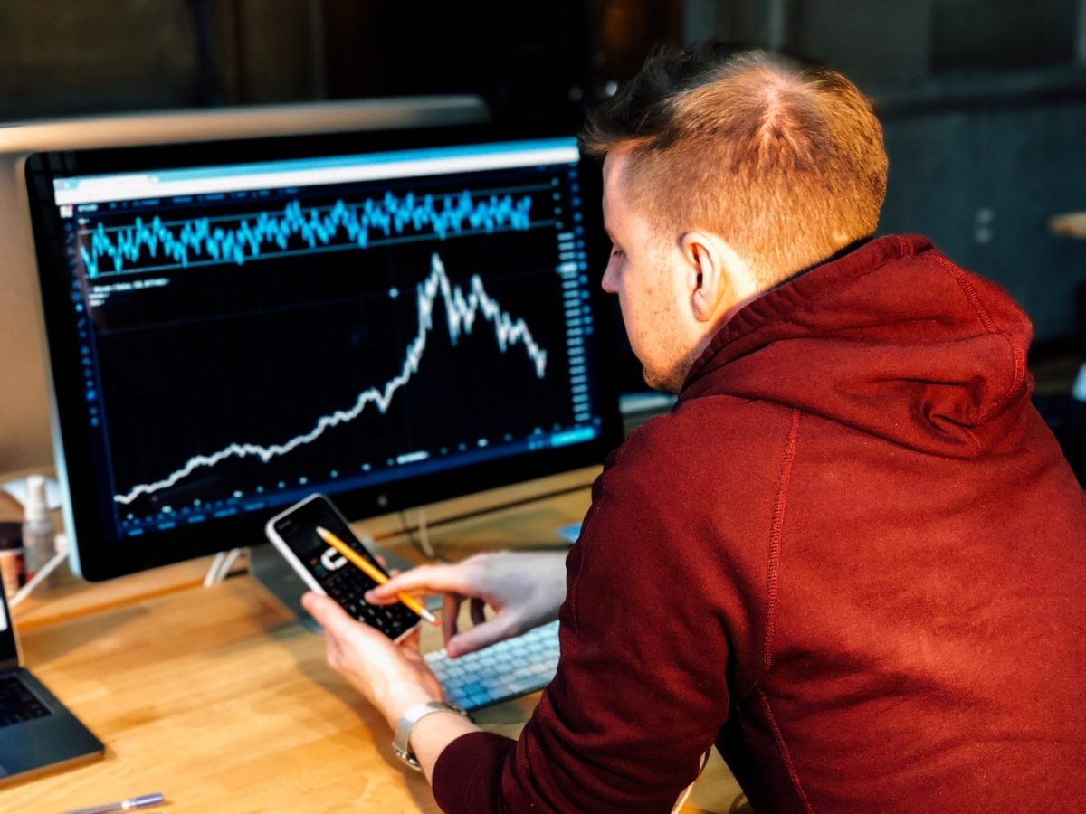 Bursa Wall Street trader - chris liverani - unsplash