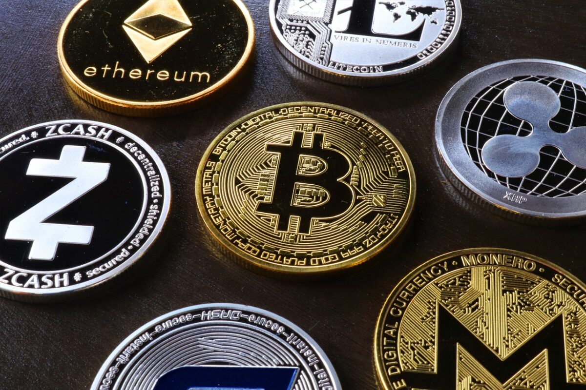Monede virtuale Bitcoin - pexels- Roger Brown