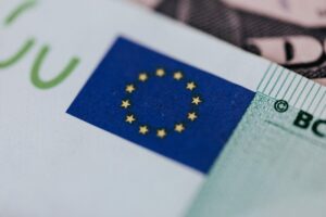 bani euro bancnota ue foto pexels-karolina-grabowska