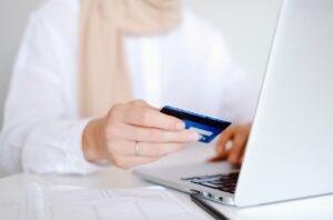 cumparaturi online card foto pexels-anna-shvets