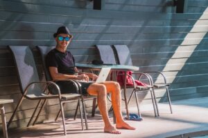 freelancer, it, munca la distanta, laptop