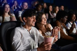 Serhii Bobyk Dreamstime - Spctatori cinema popcorn