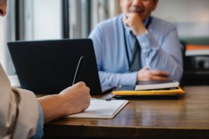 contract, interviu