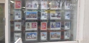 Agenție imobiliară din Londra Sursa foto Petru Clej