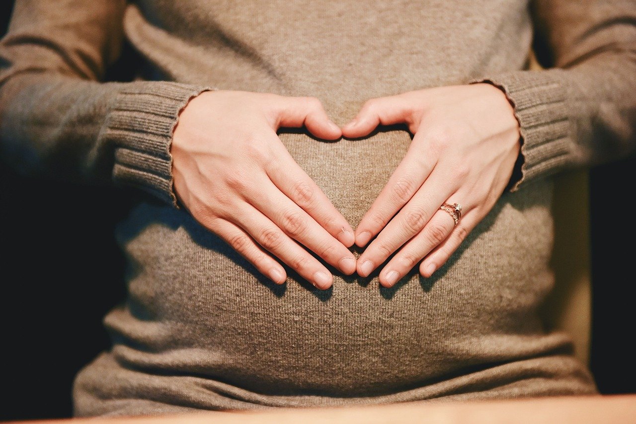 femeie insarcinata, mama, copil