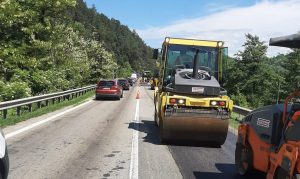 Lucrări de reparații Valea Oltului - muncitori utilaje