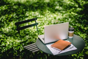 cafea to go, birou outdoor, calculator