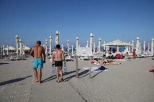 plaja mamaia perla sezlong turism nisip