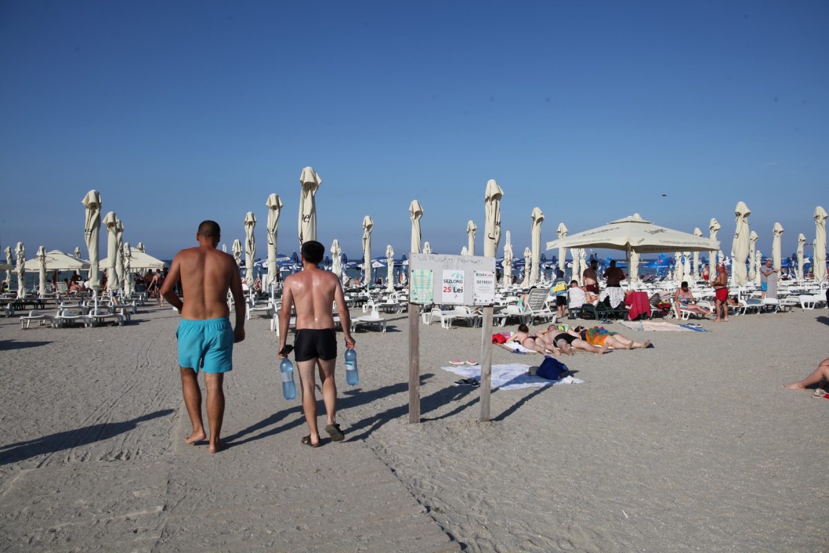 plaja mamaia perla sezlong turism nisip