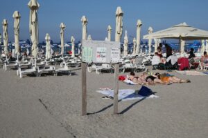 plaja mamaia perla sezlong turism nisip2