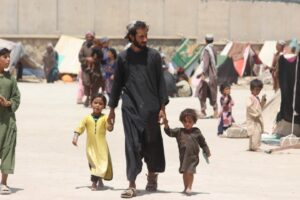 afganistan barbat taliban afgan copil copii familie foamete saracie UN0498794