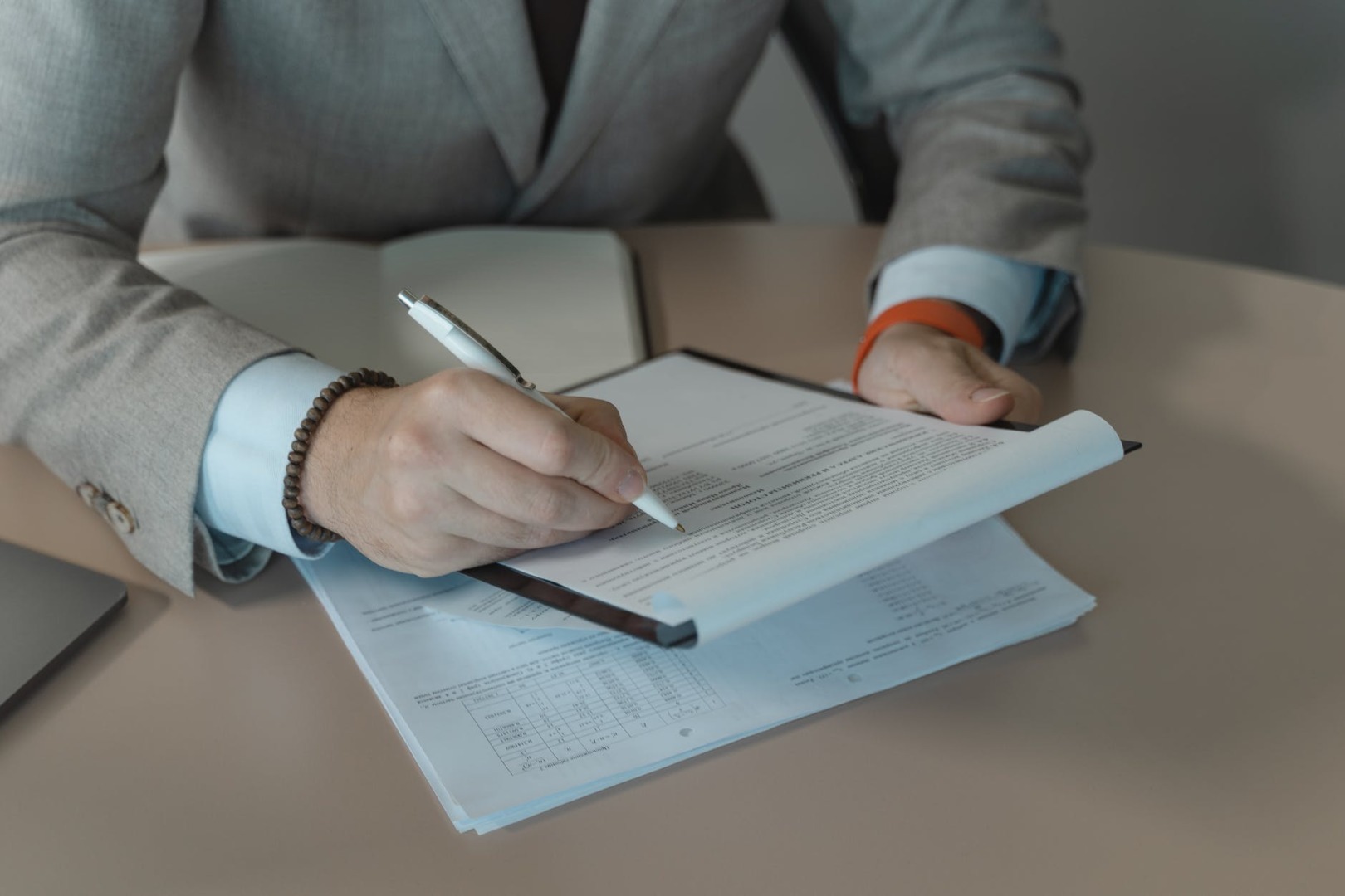 interviu, job, contracte