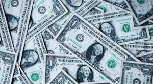bani money dolari dollars sharon-mccutcheon-8lnbXtxFGZw-unsplash