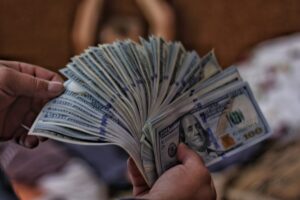 bani money dolari dollars viacheslav-bublyk-6WXbPWhT8c8-unsplash