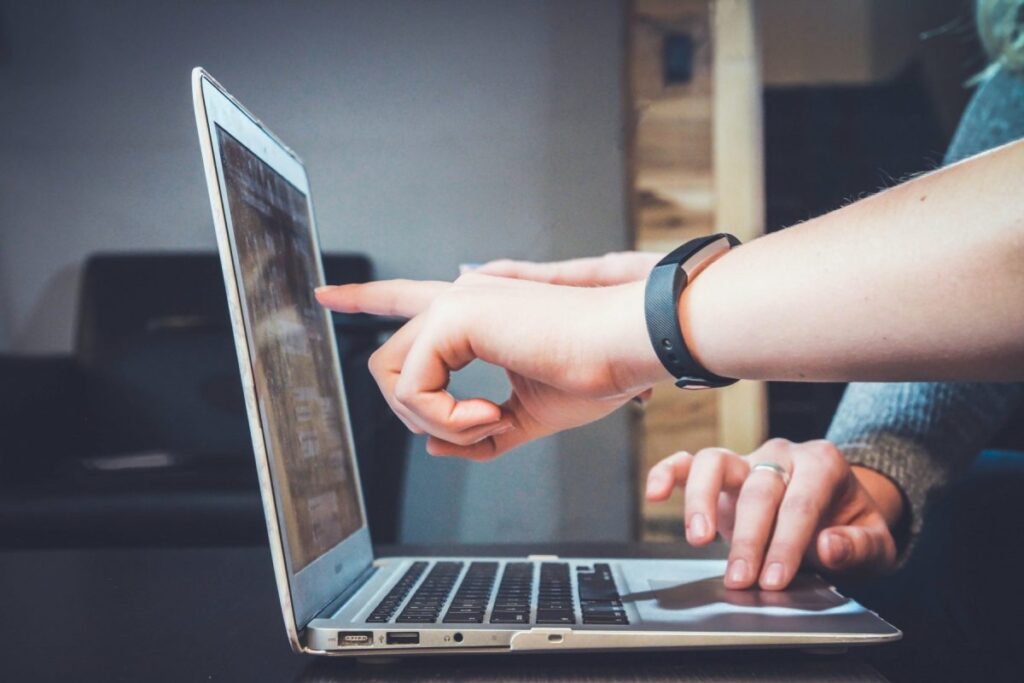 laptop, lucru, site, munca, birou, ecran, retele de socializare, retele sociale, social media, plata, online, shopping, cumparaturi