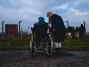 persoane cu dizabilitati, scaun cu rotile. handicap, asistenta sociale