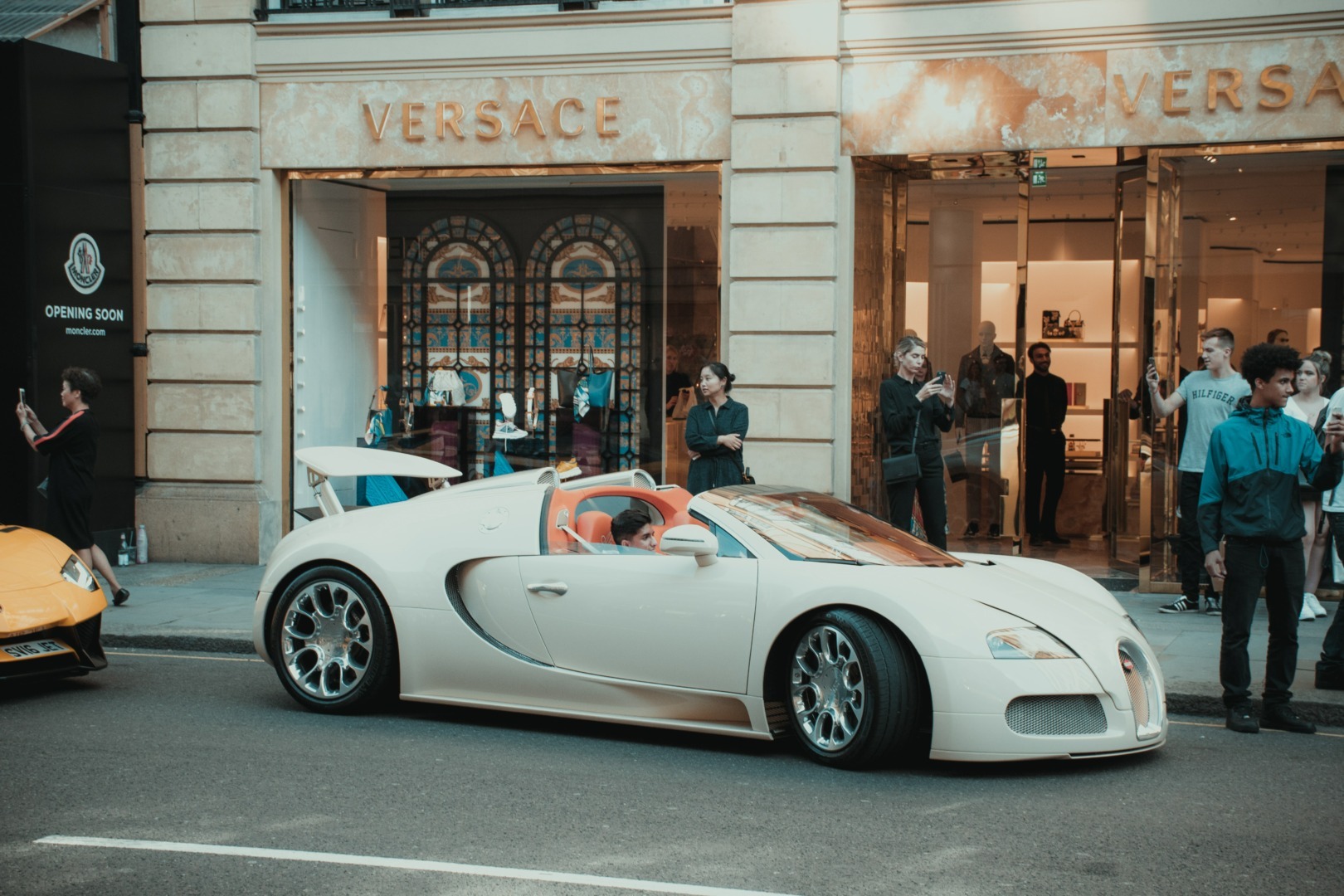 avere, bogatie, miliardari, versace