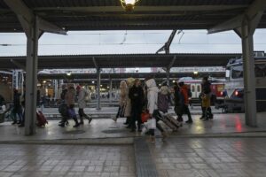 Trei trenuri CFR Calatori aduc in Bucuresti aproape 700 de refugiati care au parasit Ucraina in urma invaziei ruse, 7 martie 2022