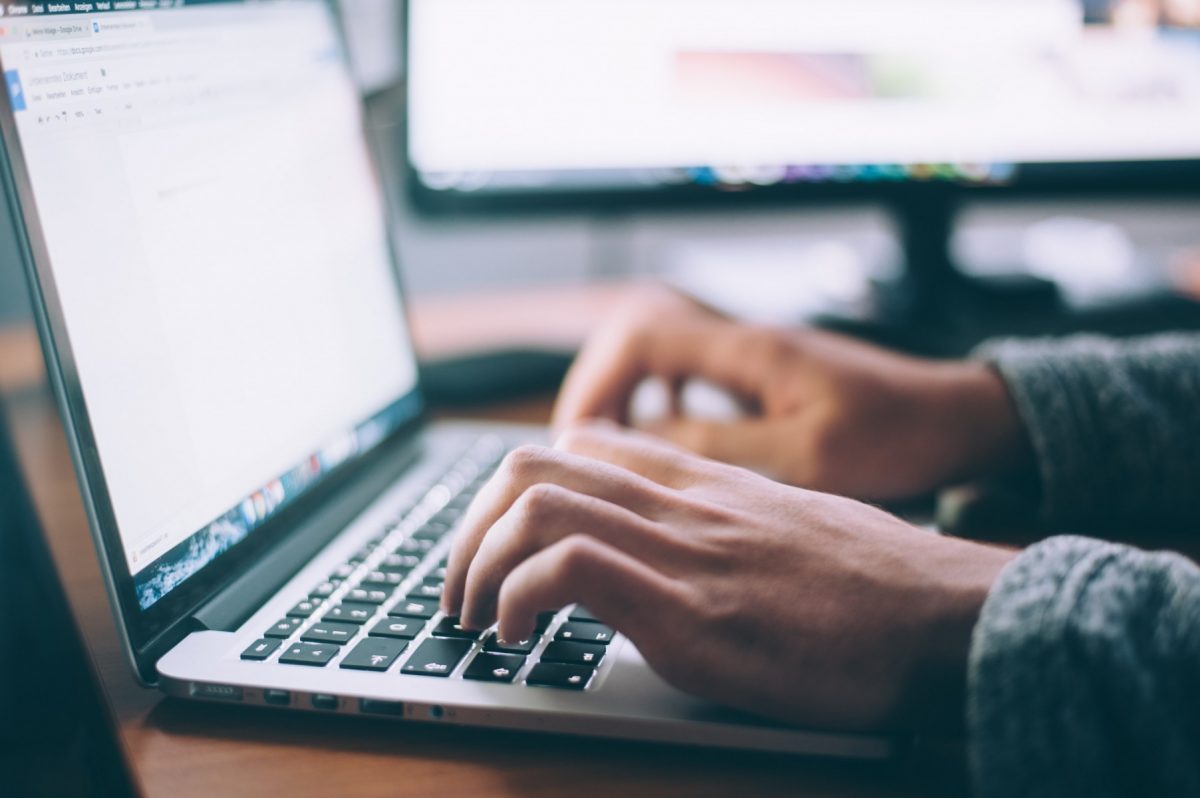 laptop, lucru, site, munca, birou, ecran, retele de socializare, retele sociale, social media, plata, online, shopping, cumparaturi, hack, hacker, atac cibernetic, online