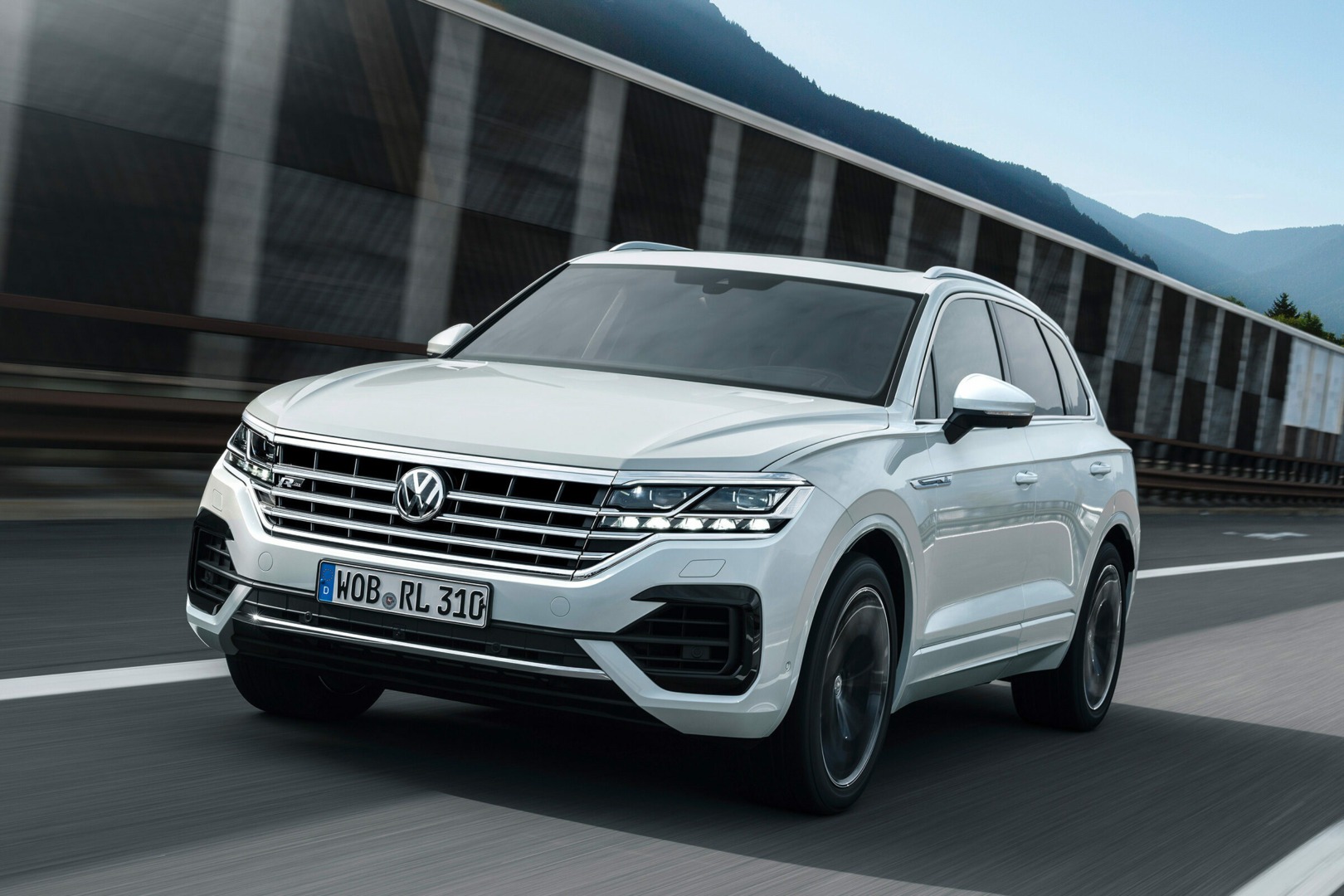 vw-touareg-2400x1600