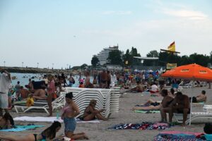 costinesti plaja turisti prosoape sezlonguri