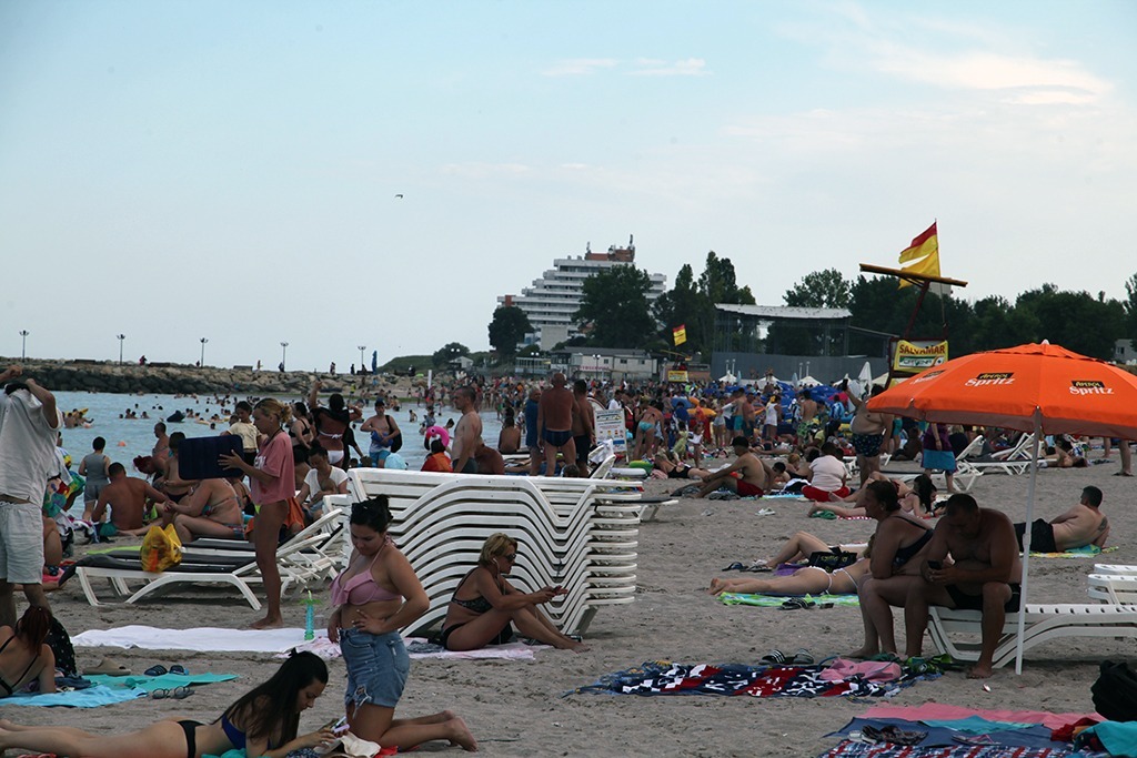 costinesti plaja turisti prosoape sezlonguri