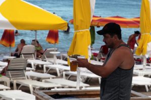 plaja costinesti sezlonguri bere hamsie turisti