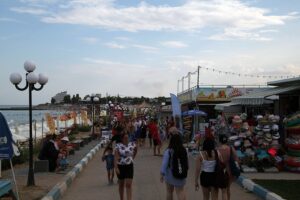 costinesti promenada litoral turisti