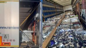 camion cu deseuri metalice
