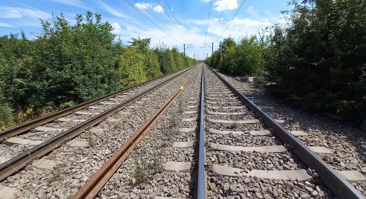 tren metropolitan doi linii de cale ferata